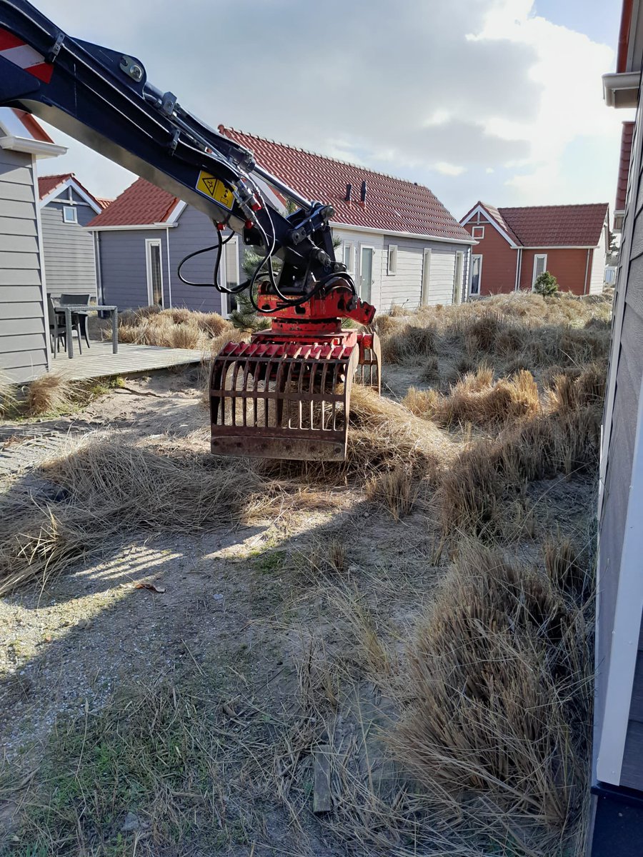 SpoelstrAmeland's tweet photo. Super circulair en milieuvriendelijk.Op Vakantiepark Boomhiemke word het helmgras geknipt rondom de chalets.Het vrijkomende helmgras ruimen we op en word hergebruikt als vulling van de potstal.Aan het eind van de winter word dit uitgereden als vaste mest. https://t.co/wiXa9GGhpE
