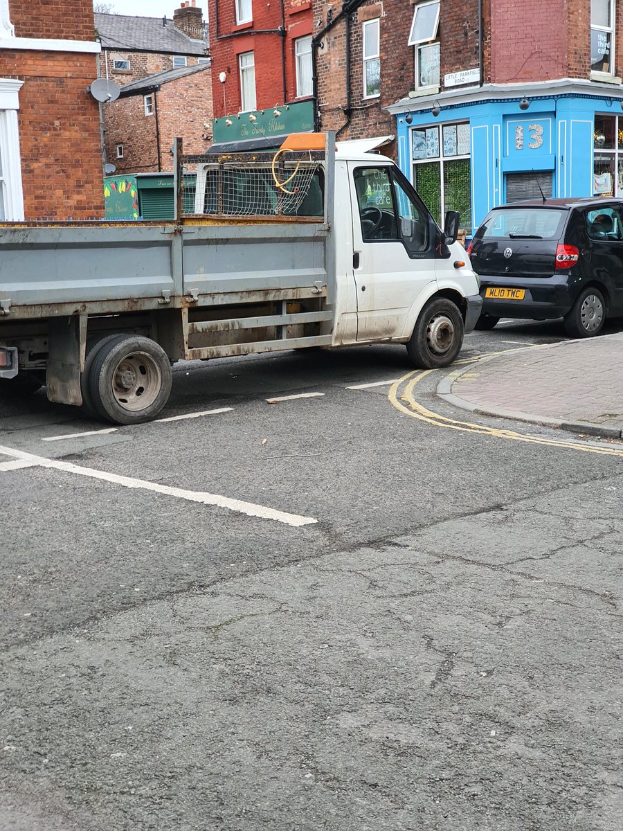 Wildmint_1707's tweet photo. Great parking across Lucerne Street/Lark Lane this morning. https://t.co/TgQzYM0eAZ