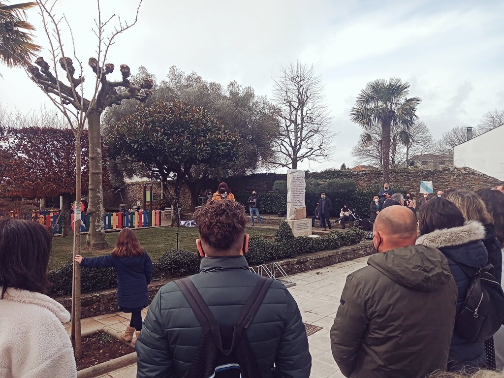 orodil's tweet photo. Hoxe en Vilalba estivemos na inauguración do Parque Rosalía de Castro que conta cun monolito feito polo canteiro chairego Pepón Gómez de Bernardo, no que se le un fragmento de #Lieders A Rosalía real, a contestataria, a feminista, a Rosalía profundamente galega. https://t.co/mou4mrqjS8