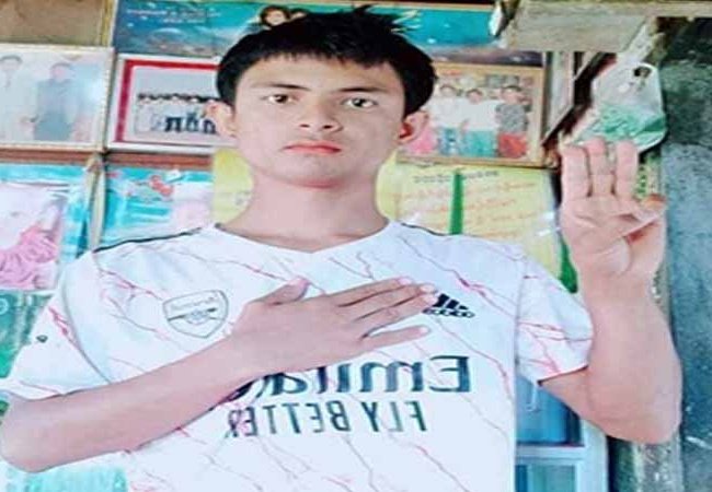 In Northern Shan's Naungcho Twp, Pahat Wd: Ko Zaw Hein was arbitrarily abducted by #MyanmarMilitaryTerrorists at 4:30 AM on Feb 10 for posting revolutionary posts on his Facebook account.  #2022Feb12Coup #CrimesAgainstHumanity #WhatsHappeningInMyanmar