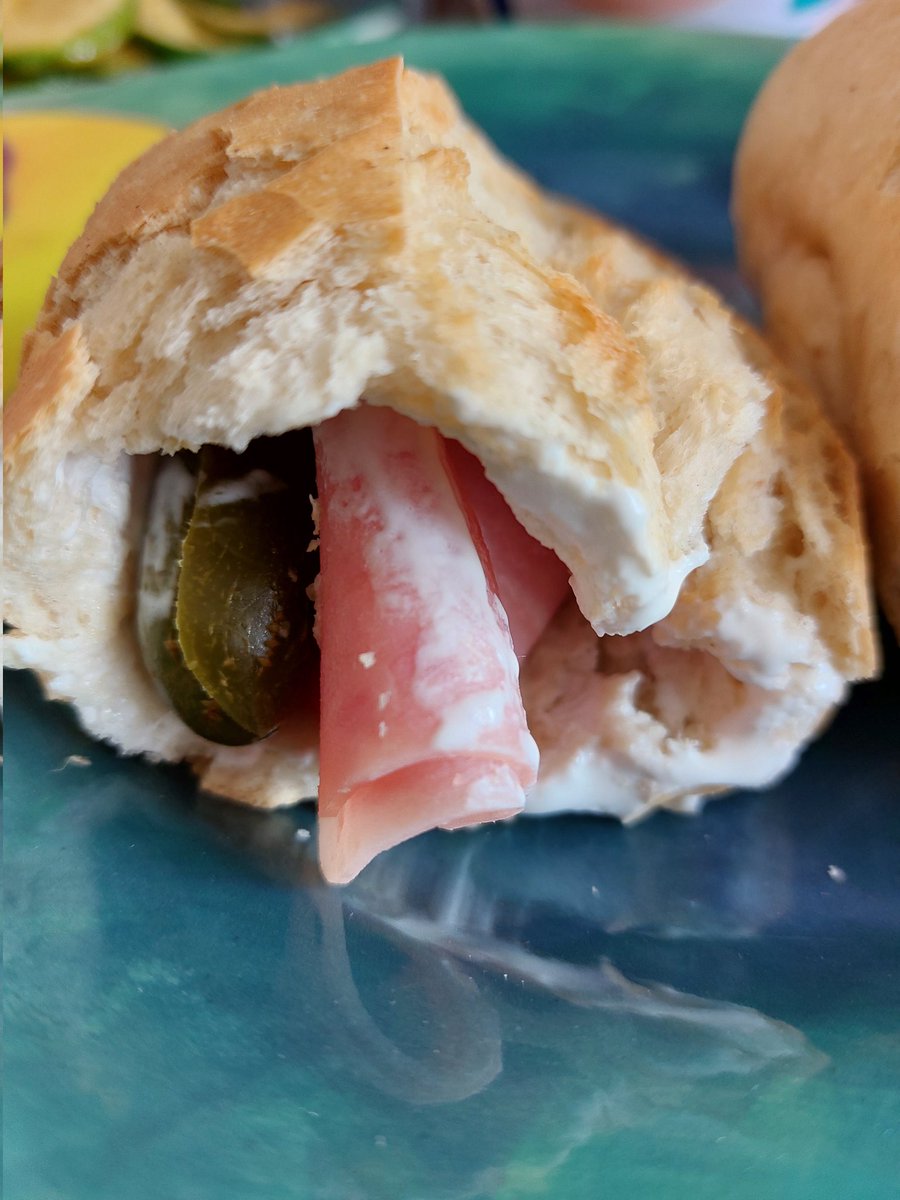 GeraArmenui's tweet photo. Se me dijo que una comida muy común y que encuentras en todos lados en #Aguascalientes era el bolillo preparado. Me dieron la receta: bolillo, crema, jamón, chile jalapeño entero. ¡Me ENCANTÓ!
Espero que esta humilde réplica le haga honor al original. #bolillopreparado #comida https://t.co/RlkSlgE7Tm