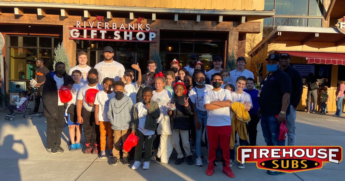 We had a blast with <a href="/edoug71/">Eric Douglas7️⃣1️⃣☝🏽</a> &amp; some great guys w/ South Carolina football who spent their afternoon at @RiverbanksZoo with kids from the Boys and Girls Club of the Midlands!! HUGE thanks to Larry Chandler &amp; Columbia <a href="/FirehouseSubs/">Firehouse Subs</a> for providing food and helping make it happen! 🤝