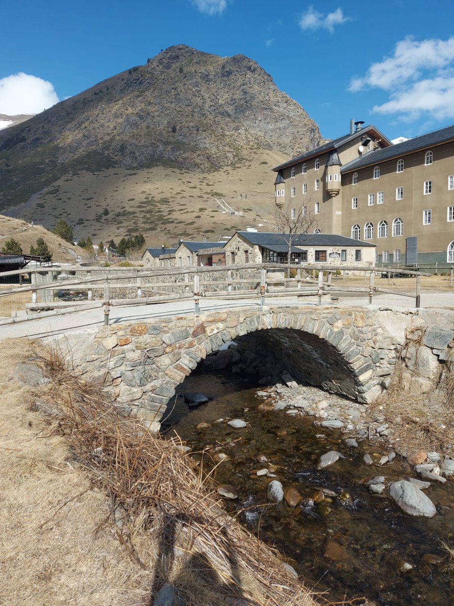 areveurecat's tweet photo. Una escapa d'hivern que mai falla. Quina falta que ens feia! #EscapadaAR #ValldeNúria #bcntb #ARenfamília https://t.co/pg9rXvEAh4
