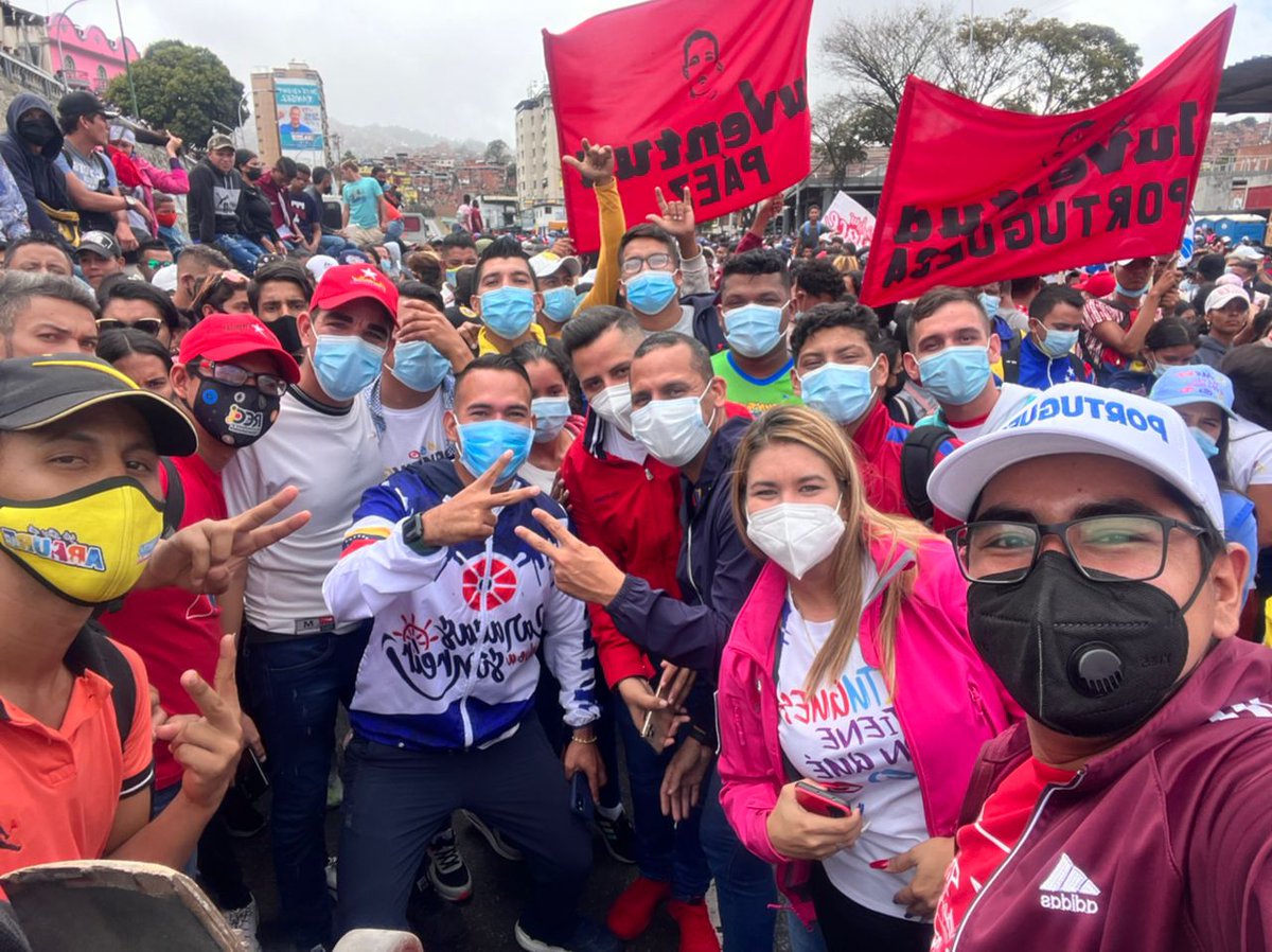 ¡A esta hora! 🙋🏼🙋🏼🙋🏽‍♀️🙋🏻‍♂️ Así se encuentra el muro de Petare, punto de salida de la Marcha en el Día de la Juventud. #JuventudLealYPatriota