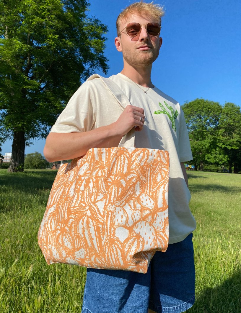 UniCreativeArts's tweet photo. Textiles student Joshua Thomson has designed a print based on the cactus house at Kew Gardens: "I really loved it and made it into a large summer tote, perfect for beach days!"

📸  joshuathomsonprint on IG

Explore our Textiles degrees ➡️  https://t.co/yLF4PnsU6O

#WeAreUCA https://t.co/DqXHixSGSK