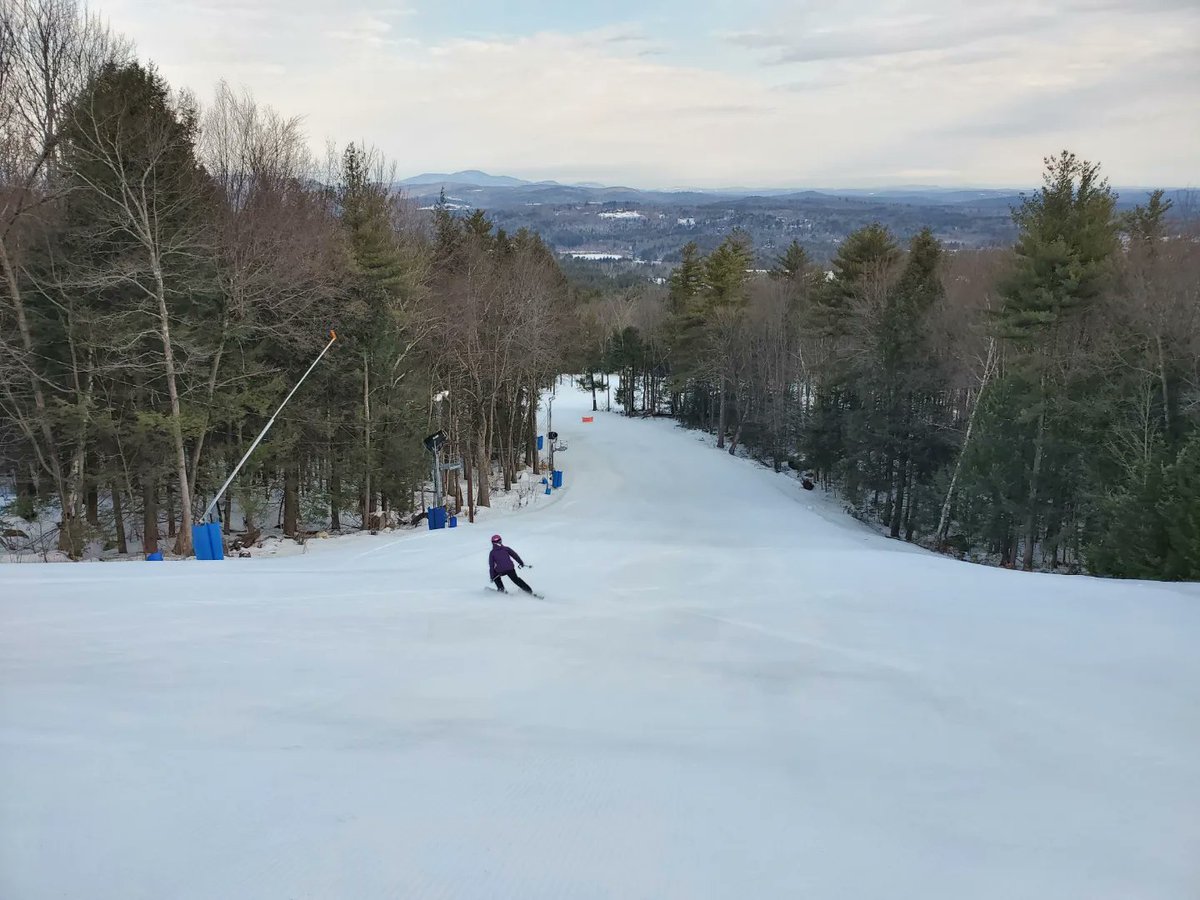 Social4Sarah's tweet photo. Enjoying the warm temps with some first turns at @patspeak! Our happy place! #SeasonPassHolders are fair weather skiers. 😉❤️ #GoEarly https://t.co/QvG9PACMZb