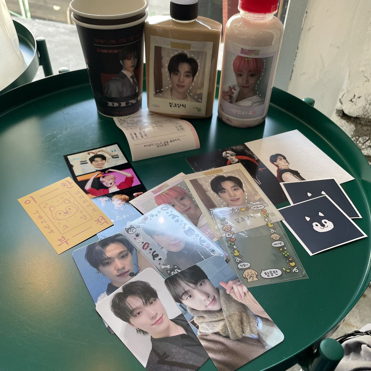 windy_0211's tweet photo. 🖤카페 와디즈303🖤

특전도 많고  찬뭉이가 깜찍했어요😚 카페아래 갤러리에 진짜 예쁜 찬이가 많아서 액자도 사고 싶었는데 늦게가서 이미 다 선점되서 못 샀지만 너무나도 예쁜 찬이로 가득한 갤러리 열어주셔서 감사합니다🥰

#HUNTING_DINO_DAY
#사냥개_디노의_생일_깔끔하게_먹어치웠지 https://t.co/TXJnufk9jK