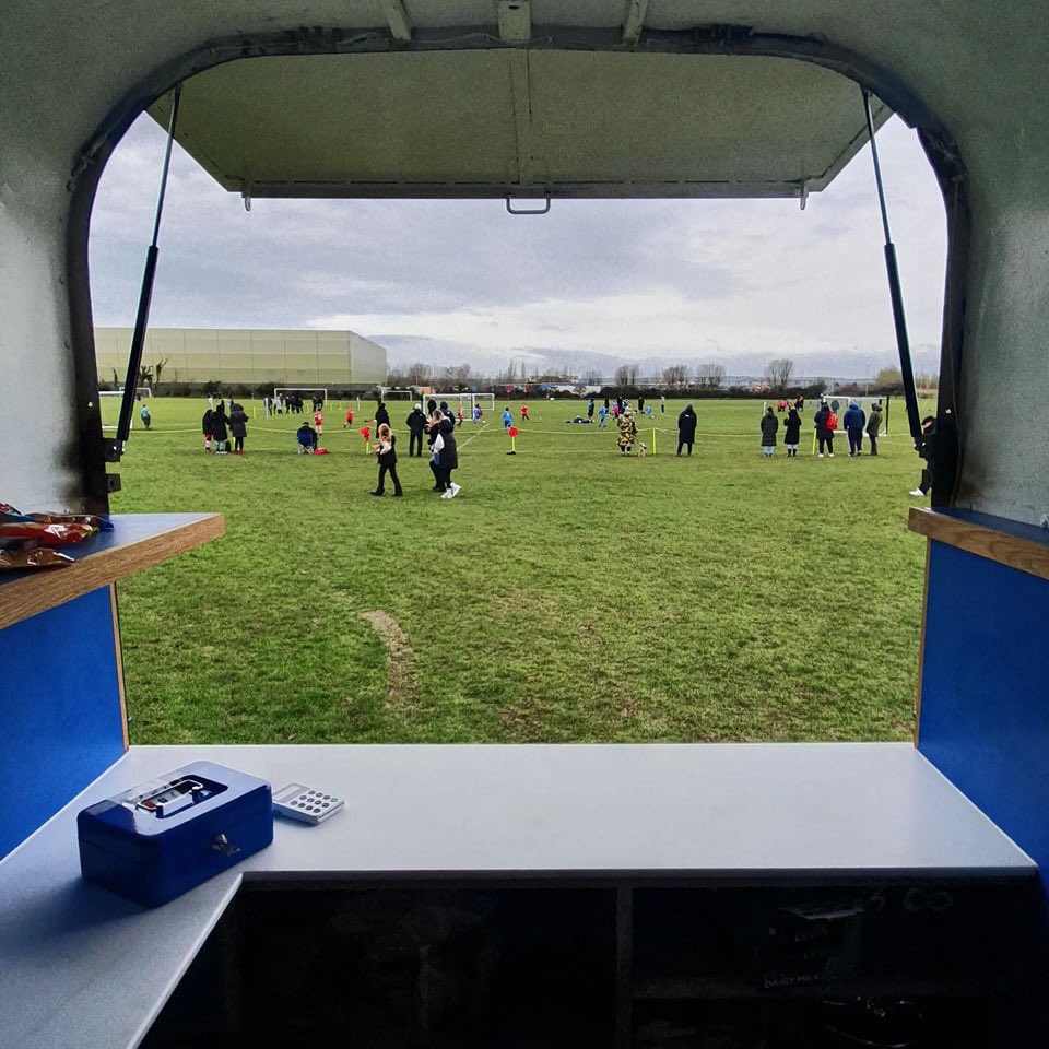 Teamgrassroots_'s tweet photo. Meet Tommy the Tea hut. FOF FC converted a second hand Horse box, purchased from Facebook market Place. Parents and volunteers helped convert it into our new tea hut. What do you think? https://t.co/5hpj7JhKn2
