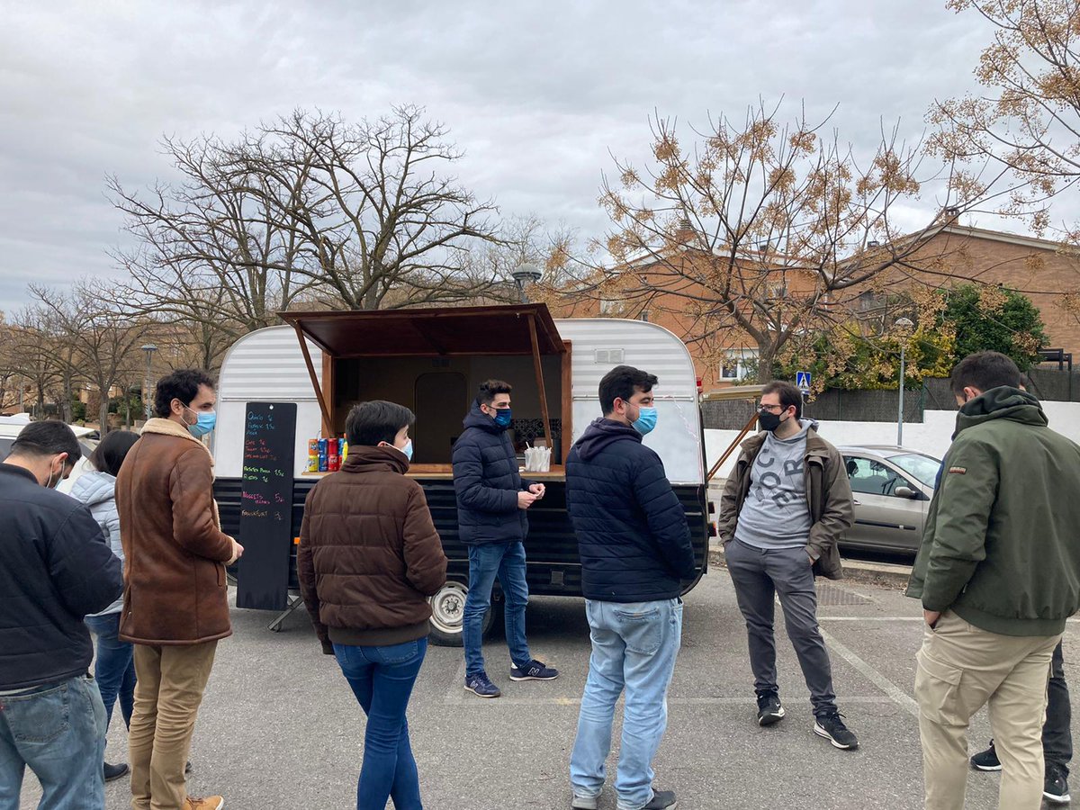 fndViT's tweet photo. També hi ha moments per a cafès, pastes i menjar en #foodtruck! #HackathonMCD super planificada per 12h de treball intens! (5).. En unes hores, els resultats, deliberació de jurat i entrega de PREMIS!! (i 5) https://t.co/fFNR4BFWfE