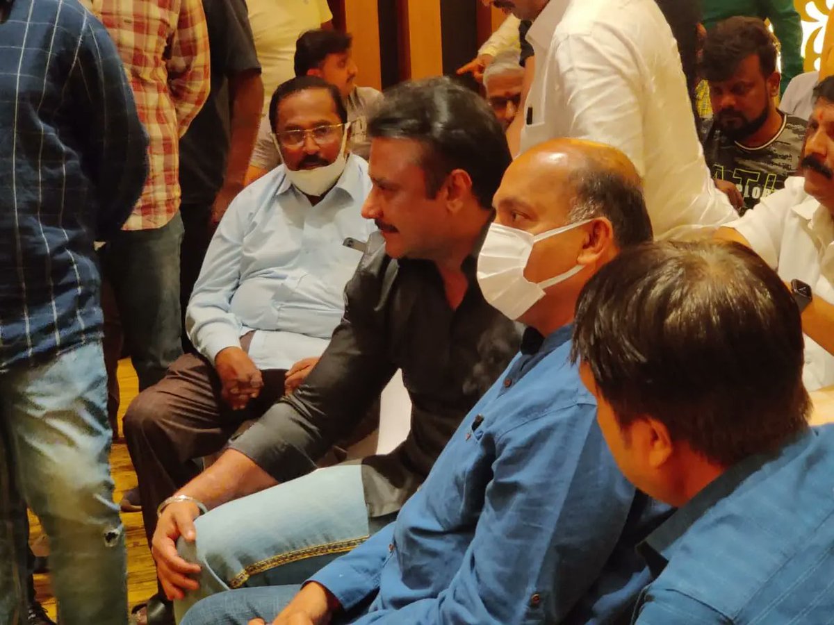 TeamDBoss7's tweet photo. #Exclusive_Pics of #Bossu 🔥❤️
ಮೆಜೆಸ್ಟಿಕ್ ಚಿತ್ರದ 20 ನೇ ವರ್ಷದ ಸಂಭ್ರಮಾಚರಣೆ ಯಲ್ಲಿ ಡಿಬಾಸ್
#DBoss #DBossBirthdayCDP #Kranti
@dasadarshan https://t.co/swkbnEwrCG