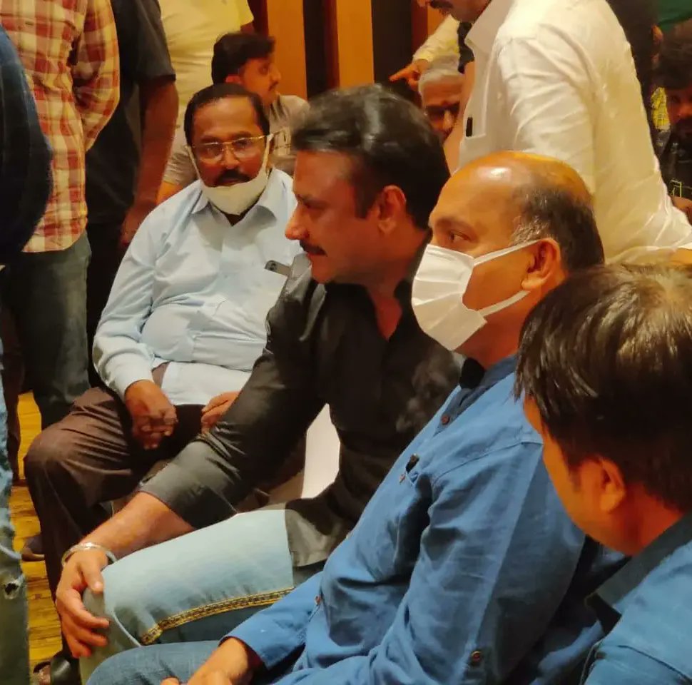 TeamDBoss7's tweet photo. #Exclusive_Pics of #Bossu 🔥❤️
ಮೆಜೆಸ್ಟಿಕ್ ಚಿತ್ರದ 20 ನೇ ವರ್ಷದ ಸಂಭ್ರಮಾಚರಣೆ ಯಲ್ಲಿ ಡಿಬಾಸ್
#DBoss #DBossBirthdayCDP #Kranti
@dasadarshan https://t.co/swkbnEwrCG