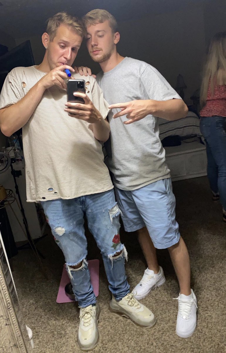 hillman_98's tweet photo. BIG Happy 25th Birthday to my brotha!! @devoweaver 💥🎉 can’t wait for tonight my guy 🤣🔥 enjoy ya day 🅿️🤝💯 https://t.co/19ViCNNOCO