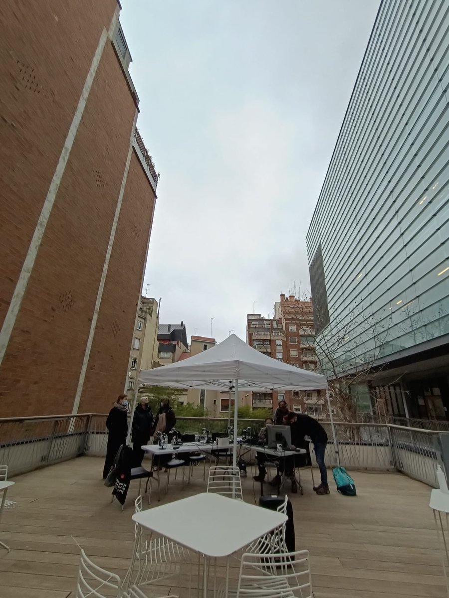 VilaUrania's tweet photo. Ara mateix a la terrassa del centre cívic: escoltant el programa especial de #RàdioFarró per commemorar el #DiaMundialDeLaRadio!
#ràdio #centrescívicsBCN @xrcbcn https://t.co/YIvSVsu48v