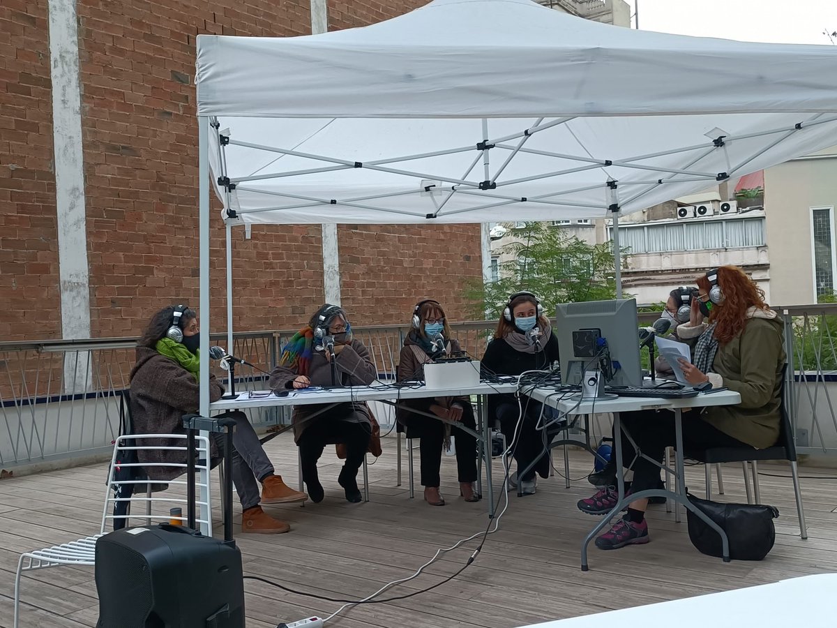 VilaUrania's tweet photo. Ara mateix a la terrassa del centre cívic: escoltant el programa especial de #RàdioFarró per commemorar el #DiaMundialDeLaRadio!
#ràdio #centrescívicsBCN @xrcbcn https://t.co/YIvSVsu48v