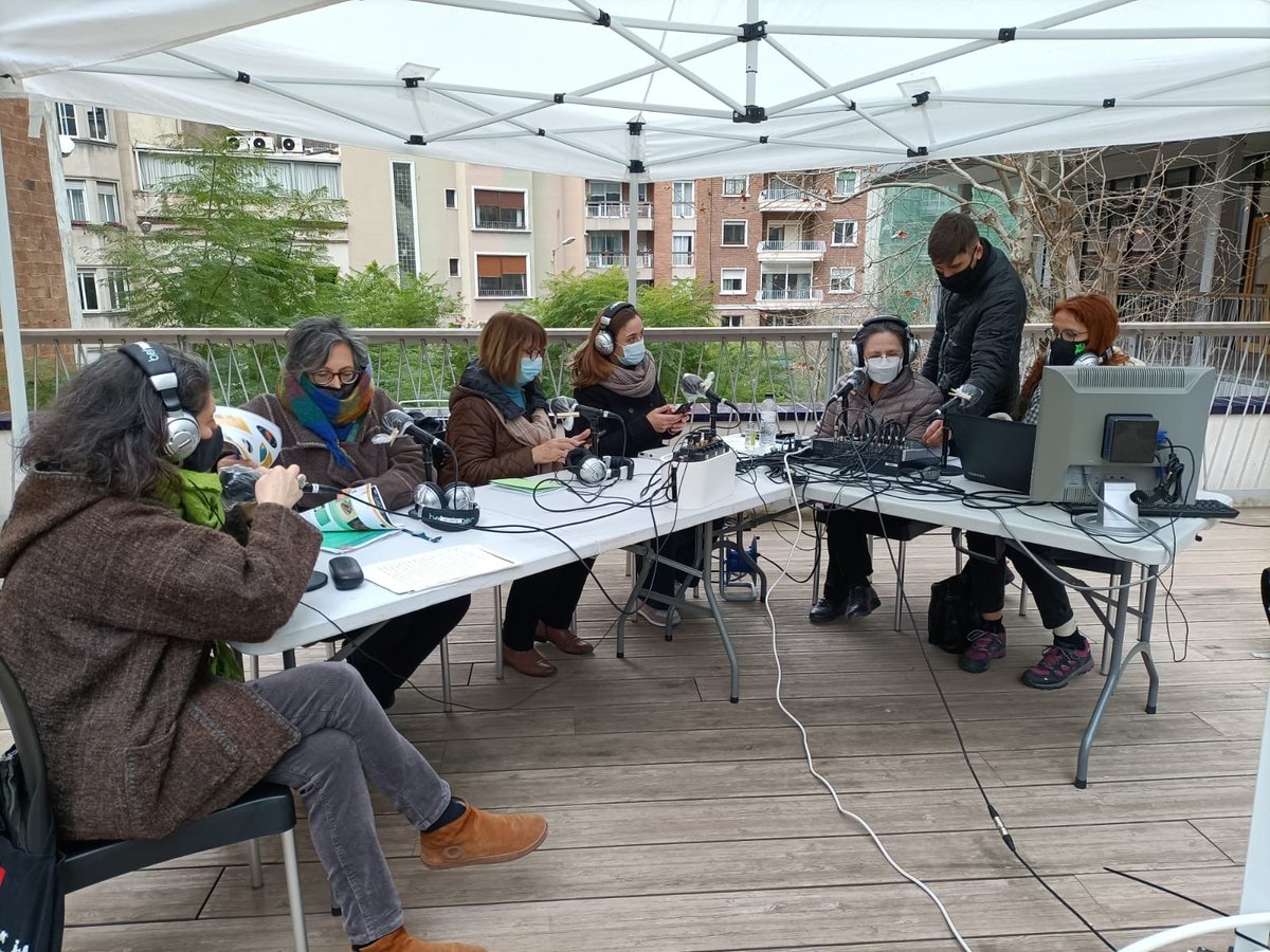 VilaUrania's tweet photo. Ara mateix a la terrassa del centre cívic: escoltant el programa especial de #RàdioFarró per commemorar el #DiaMundialDeLaRadio!
#ràdio #centrescívicsBCN @xrcbcn https://t.co/YIvSVsu48v
