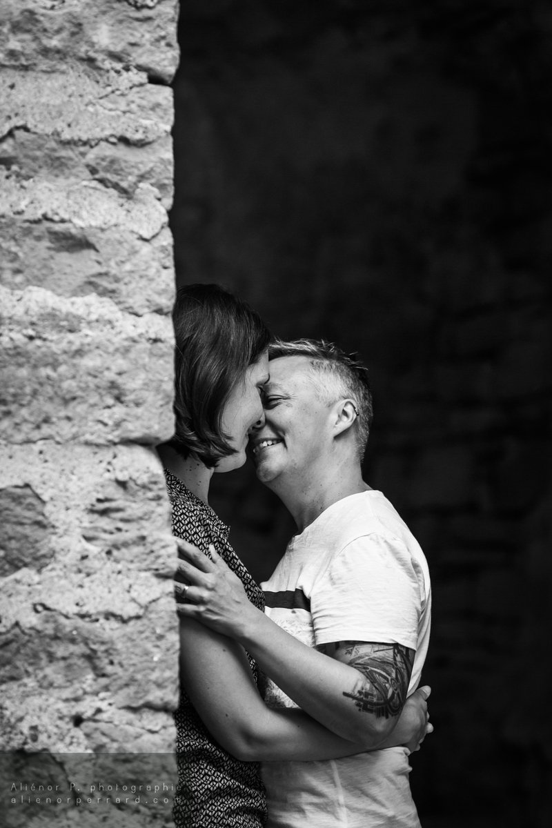 Un soir d'été, les pierres dorées et ces deux-là qui s'aiment ❤️ L'amour is the air !⁠
⁠
Vous souhaitez vivre l'expérience unique d'une séance photo à deux ? Contactez-moi et nous discuterons de votre projet, de vos envies et de ce qui vous anime !...⁠