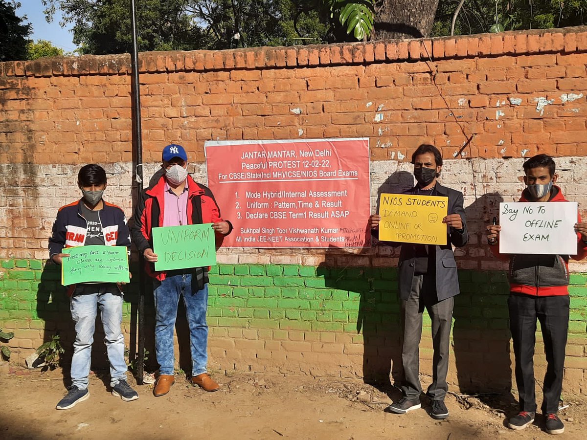 IamSaurav_1's tweet photo. "It is better to protest then to accept injustice"
Today @AIJNSA_official&amp; @ActivistSukhpal sir&amp;well wishers doing a symbolic protest for all boards at Jantar Mantar seeking #cancelboardexam2022. 
#examswithoutclass 
@IamSaurav_1 
#Cancelboardpariskha2022 https://t.co/6aMq0nTNI4
