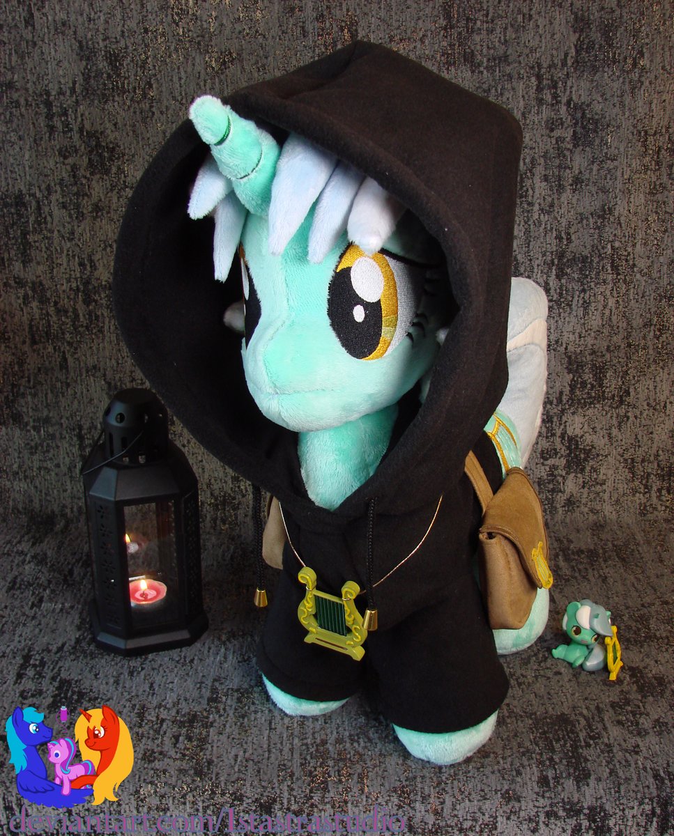 1stAstraStudio's tweet photo. So beautiful
It really is so beautiful.
I wish...
Yes...
I almost wish I could write a song.
--
Lyra Heartstrings from Background pony
You can find her exclusive photos on my Patreon:
https://t.co/bWPEyDjskg
#handmade #plush #MyLittlePony #Lyra #LyraHeartstrings #BackgroundPony https://t.co/XqOqJgLJg5