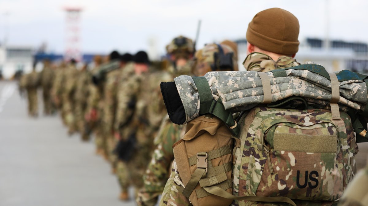USArmyEURAF's tweet photo. A #SaturdayShoutOut to the @82ndABNDiv #Paratroopers who just arrived in #Poland in support of our @NATO #Allies &amp; #Partners! 
🇺🇸 🤝 🇵🇱 🪂 🪂 🪂 

#StrongerTogether #WeAreNATO #AATW @18airbornecorps @Poland_MOD @USEmbassyWarsaw @US_EUCOM @SHAPE_NATO @USArmy https://t.co/ANyFMGbj8z