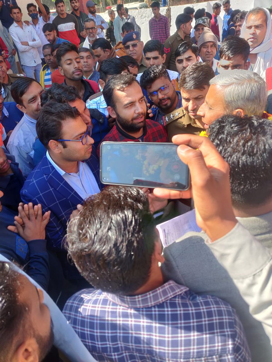 hryclerk_1's tweet photo. भिवानी यूनिट और राज्य कार्यकारिणी पदाधिकारियों द्वारा आज हल्का लोहारु से विधायक और कृषि मंत्री माननीय श्री @JPDALALBJP को लिपिकीय वर्ग के सम्मानजनक वेतनमान 35400 किए जाने को लेकर ज्ञापन दिया गया
#haryanaclerk35400
@BJP4Haryana @mlkhattar @Dchautala @OPDhankar @anilvijminister https://t.co/kVrjL5F1fn