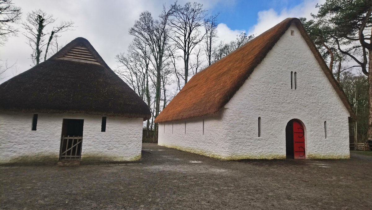Toby_Driver1's tweet photo. The truly impressive reconstruction of Llys Llywelyn medieval Royal Court of the Princes of Gwynedd,  excavated on #Anglesey by @GwyneddArch in the early 1990s &amp; recently rebuilt at @StFagans_Museum, visited early in 2020. An incredible interior space.

▶️https://t.co/m3PlRhQB0M https://t.co/cOIygCTVXc
