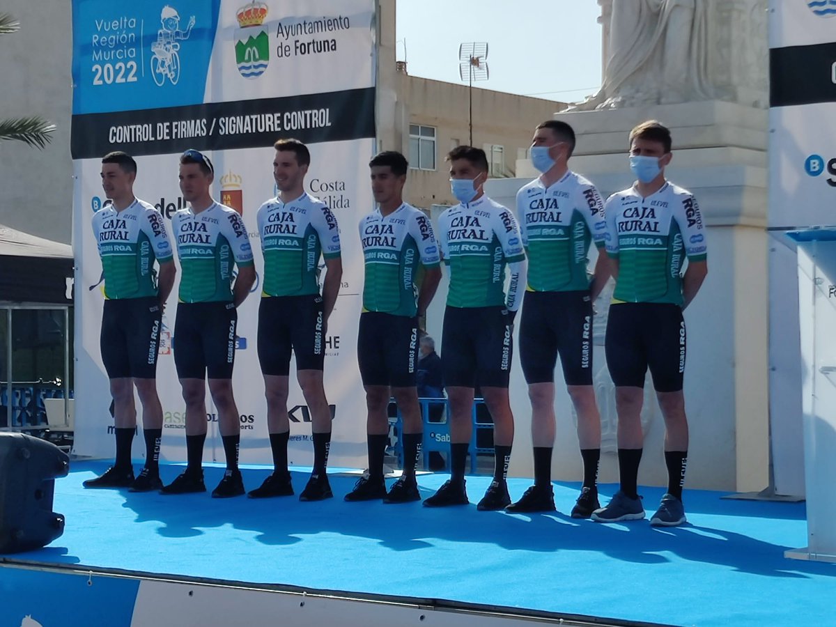 #VueltaRegionMurcia22 Presentados ante la afición en Fortuna antes de partir hacia la salida. Día de estreno para <a href="/Jhojangs/">Jhojan</a> y <a href="/JeffCepedaH/">Jefferson Cepeda</a> en la temporada 😎✌️

#Súmatealverde 💚