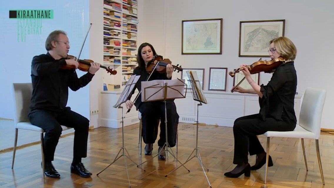 KIRAATHANE24's tweet photo. #EvKonseri
Dvorak'ın iki keman ve viyola için yazdığı Opus 74 No'lu Do majör Terzetto'su, kemanda #MehmetYasemin ve #LeylaBerk, viyolada #VesileDenizYücel'in icrasıyla... 2020'de yitirdiğimiz viyola sanatçısı Ruşen Güneş'in anısına.
#KıraathaneArşiv
🎶https://t.co/GZdOFYpqGd https://t.co/8wRZypon66