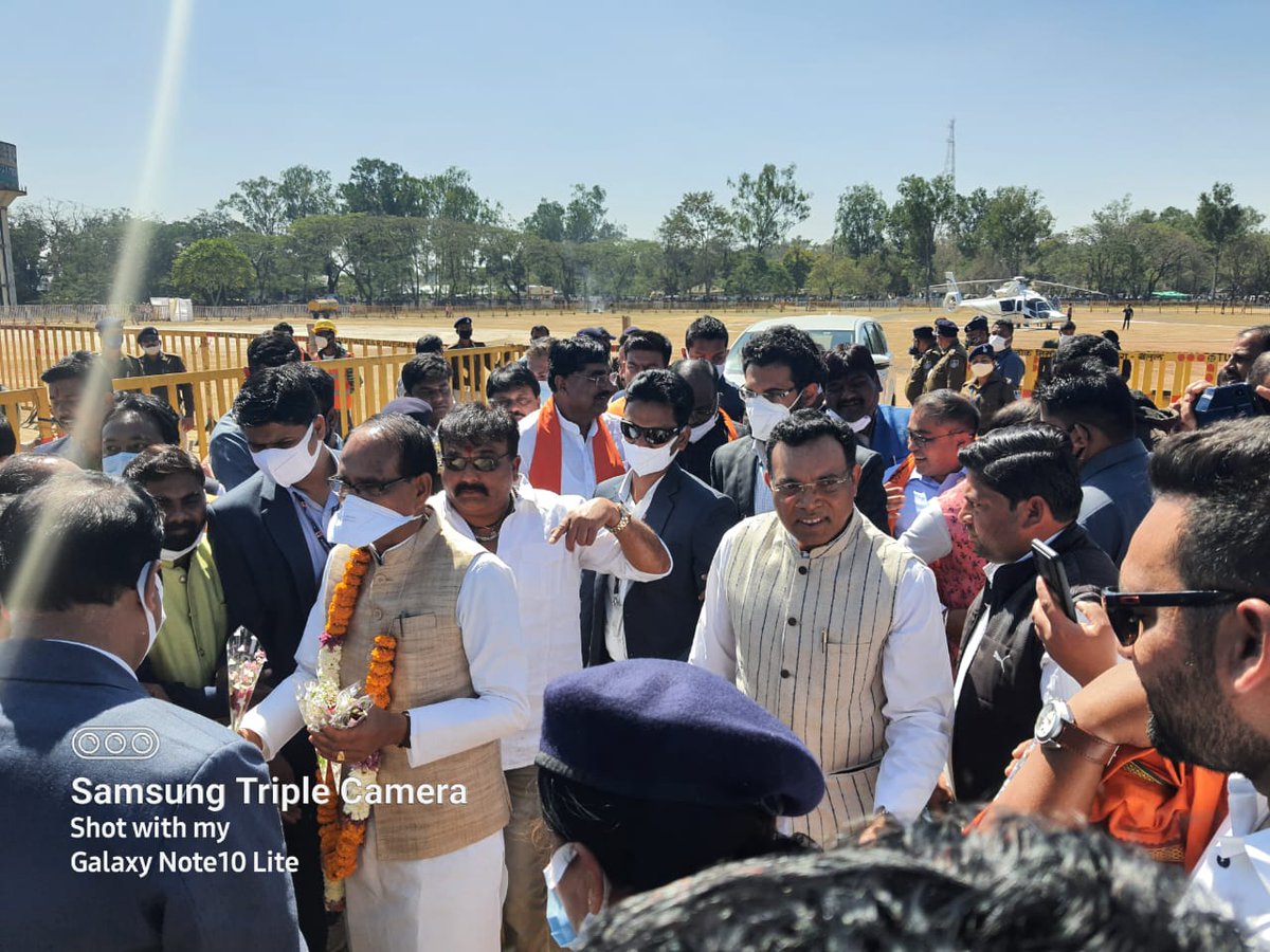 dryogesh_mla's tweet photo. प्रदेश के इतिहास में किसान भाइयों को हुई फसलों की क्षति के कारण सबसे बड़े सहायता राशि वितरण में आज बैतूल पधारे प्रदेश के ओजस्वी मुख्यमंत्री माननीय श्री शिवराज सिंह चौहान जी का हेलीपैड पर भव्य एवं आत्मीय स्वागत किया गया। https://t.co/GYk7e2gQww