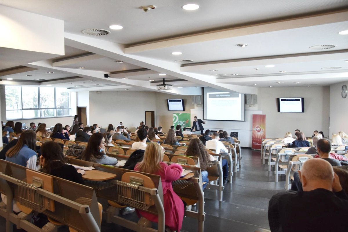 Početak drugog dana Poslovnog Izazova obilježen je energijom prof. dr Nenada Vujadinovića. 🙌

Prof. dr Nenad Vujadinović predavanje je posvetio kreativnom procesu i kreativnim tehnikama. 💡

<a href="/UDG_Montenegro/">UDG</a>
#SBC #UDG #Entrepreneurship