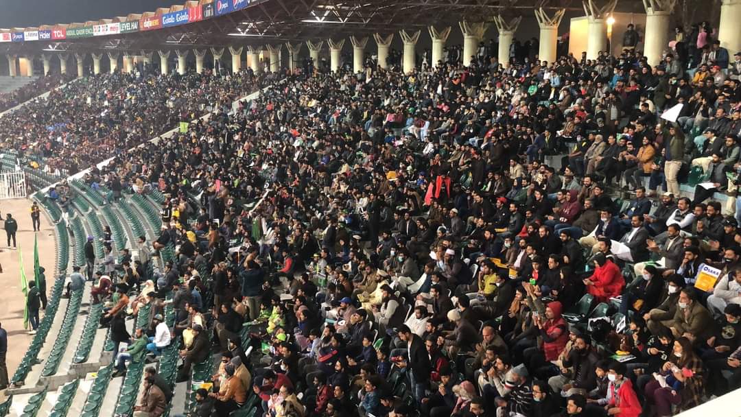 NOUMANR0149's tweet photo. Shining night on the outskirts of Lahore Gaddafi Stadium 🔥✌
#LQvMS https://t.co/DZwwZHYfVH