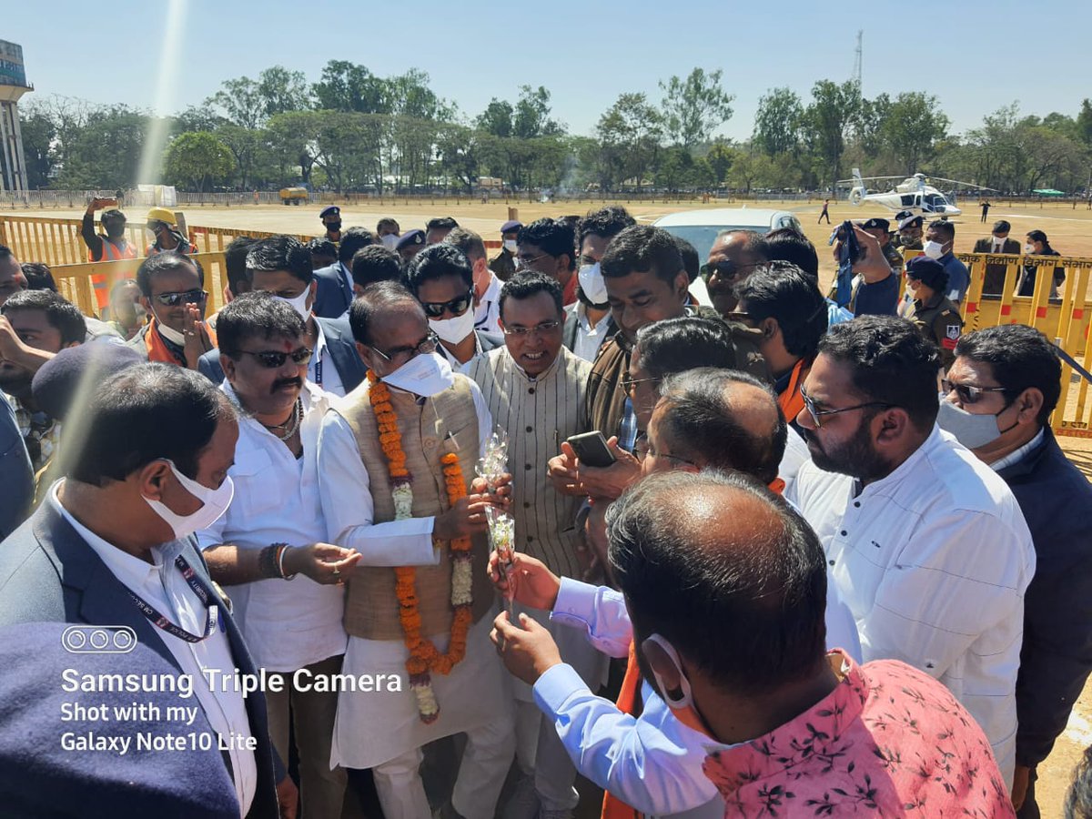 dryogesh_mla's tweet photo. प्रदेश के इतिहास में किसान भाइयों को हुई फसलों की क्षति के कारण सबसे बड़े सहायता राशि वितरण में आज बैतूल पधारे प्रदेश के ओजस्वी मुख्यमंत्री माननीय श्री शिवराज सिंह चौहान जी का हेलीपैड पर भव्य एवं आत्मीय स्वागत किया गया। https://t.co/GYk7e2gQww