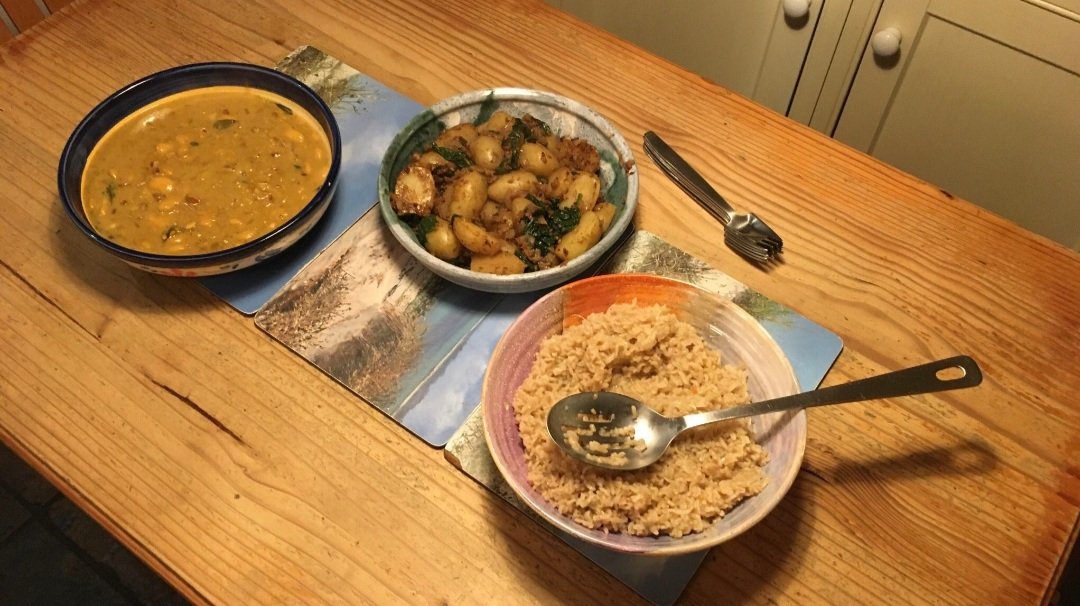 SUBMISSION #17 of @KNIsupply 

7/10

A multi-faceted, 100% homemade entry w/a lot of promise. Potatoes are the stand-out, achieving exceptional seasoning coverage.Korma looks tasty but darker in colour than I'd expect &amp; a little off-putting aesthetically.
#vegan #ratemyveganplate