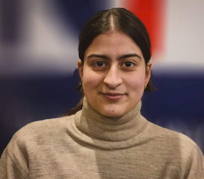 AskAnshul's tweet photo. Aroosa Parvaiz from Kashmir topped this year's 10+2 J&amp;K board exams with 499 marks out of 500

But now, radical trolls are targeting her, some even issued death threats for not wearing hijab

Aroosa said that my parents are undergoing a trauma due to threats

We stand with Aroosa https://t.co/DilNxuPiRW
