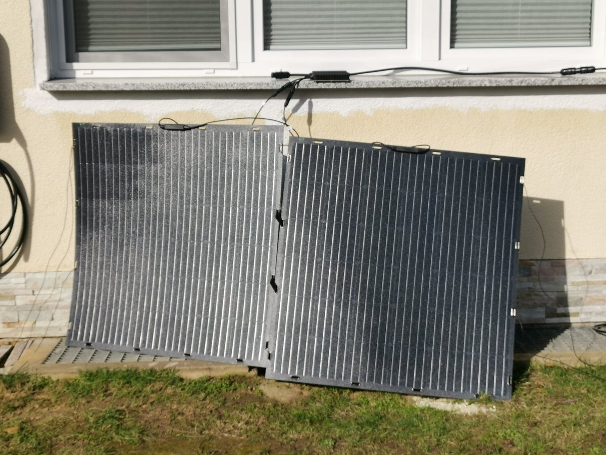 bildertown's tweet image. 2 x 190W Flex Solarmodule von #pluginenergy an @HoymilesGlobal HM-300 Micro Wechselrichter #pluginsolar #balkonkraftwerk #solar #eeg #steckersolar #solarmodul #hoymiles #microinverter #energiewende