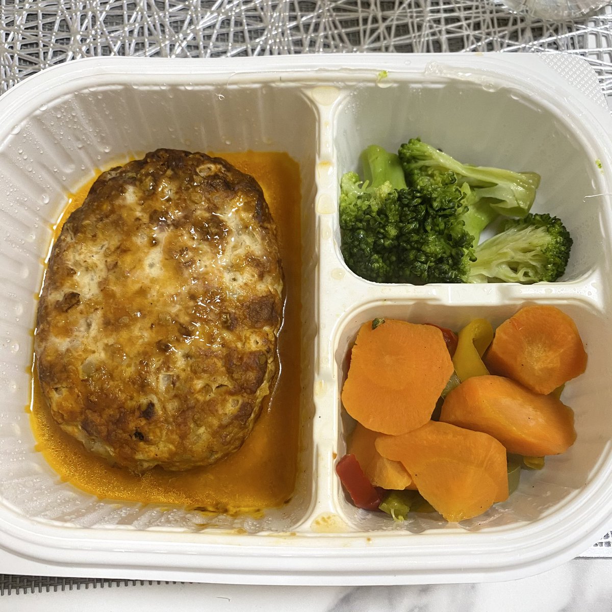 _nsmoo's tweet photo. ばんごあん

🍅トマトソースチキンハンバーグ

ハンバーグが意外と大きかった🤭
弁当とか冷凍の人参ってイマイチなイメージだったけど、ここに入ってる人参は甘くて食べやすくておいしい！
てか全部おいしい🤤💕

ブロッコリー大好きなのでブロッコリー入ってるだけで幸せ。

#ゴーフード #goofood https://t.co/87qO2ujCVt