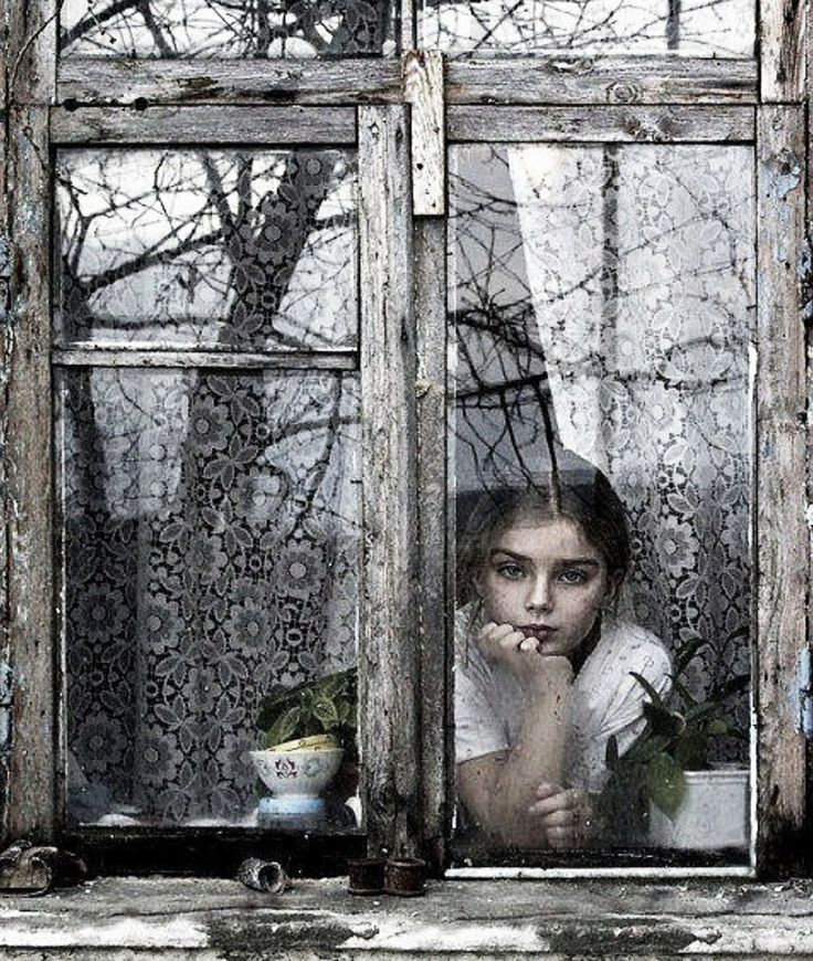 папа в окне напротив. кадры фильма окно напротив 1991. папа в окне напротив. окно во двор фильм 1954. окно в доме напротив.