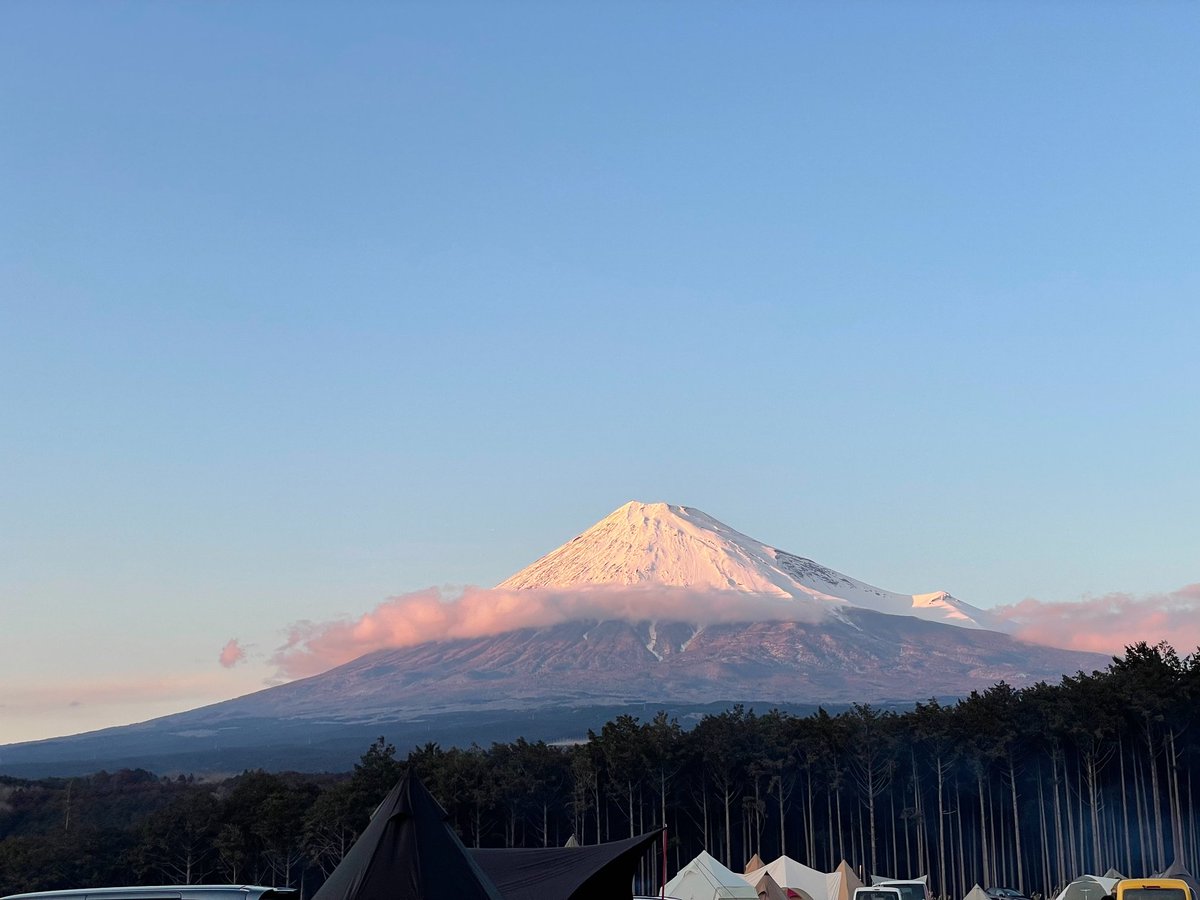 本日も昨日に続いての満場御礼ありがとうございます🤗数日前の南岸低気圧の影響で雪化粧の化粧直しの富士山🗻が最高です‼️