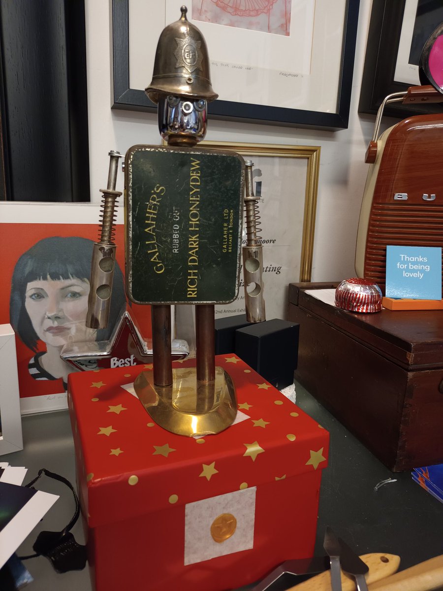 moe_rocksmoore's tweet photo. Yes Officer, I find you VERY arresting! You CAN come home with me. My address? It's 999 Let'sbe Avenue!! ☆ Robot ❤!!☆ @waspsstudios @Creative_Ren #recycledmetal
#tinbot #gormanbot #mytreat #littlecopper https://t.co/hi0uOm2CDw