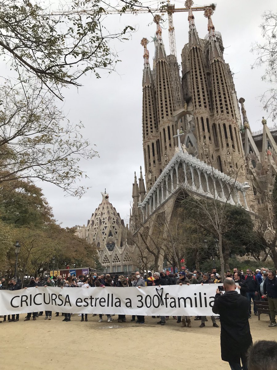 ColectivoRonda's tweet photo. La plantilla de #Cricursa, creadores de la estrella que corona la Sagrada Familia de Barcelona, se manifiestan en defensa de sus puestos de trabajo, amenazados por la situación de concurso de la empresa, que también adeuda 5 nóminas https://t.co/Q01lnE2y8B