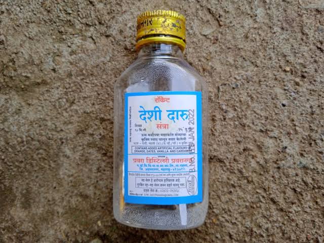 KambleSnehal11's tweet photo. किराणा दुकानात वाईन विक्रीची परवानगी दिली म्हणून किराणा दुकाने बंद करण्याची भाषा करणाऱ्या विखे पाटलांनी एकेकाळी आपल्या देशी दारूच्या कारखान्यावर गदा येतेय म्हणून दारूबंदी हटवण्याची मागणी सर्वोच्च न्यायालयात याचिका दाखल केलेली ! ह्याला म्हणतात चोर की दाढी में तिनका! #BoycottBJP https://t.co/eOjErXwA9N