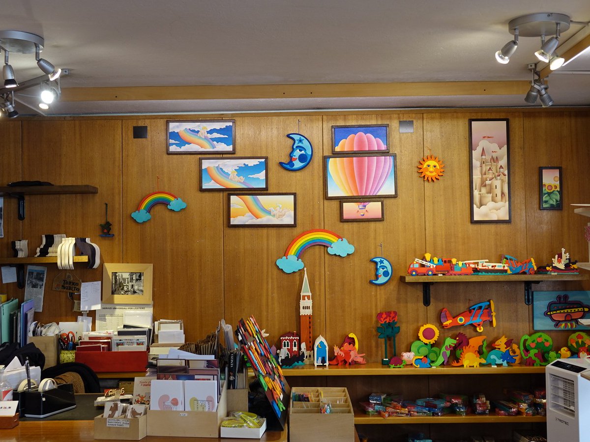 EnjoyRespectVe's tweet photo. 🔹 #SLIDESproject #Dorsoduro 🔹

I percorsi dell'#artigianato e della creatività veneziani.

Da "Signor Blum" si torna bambini: si realizzano oggetti in legno intagliati e dipinti esclusivamente a mano. https://t.co/ELAdrgQqKE