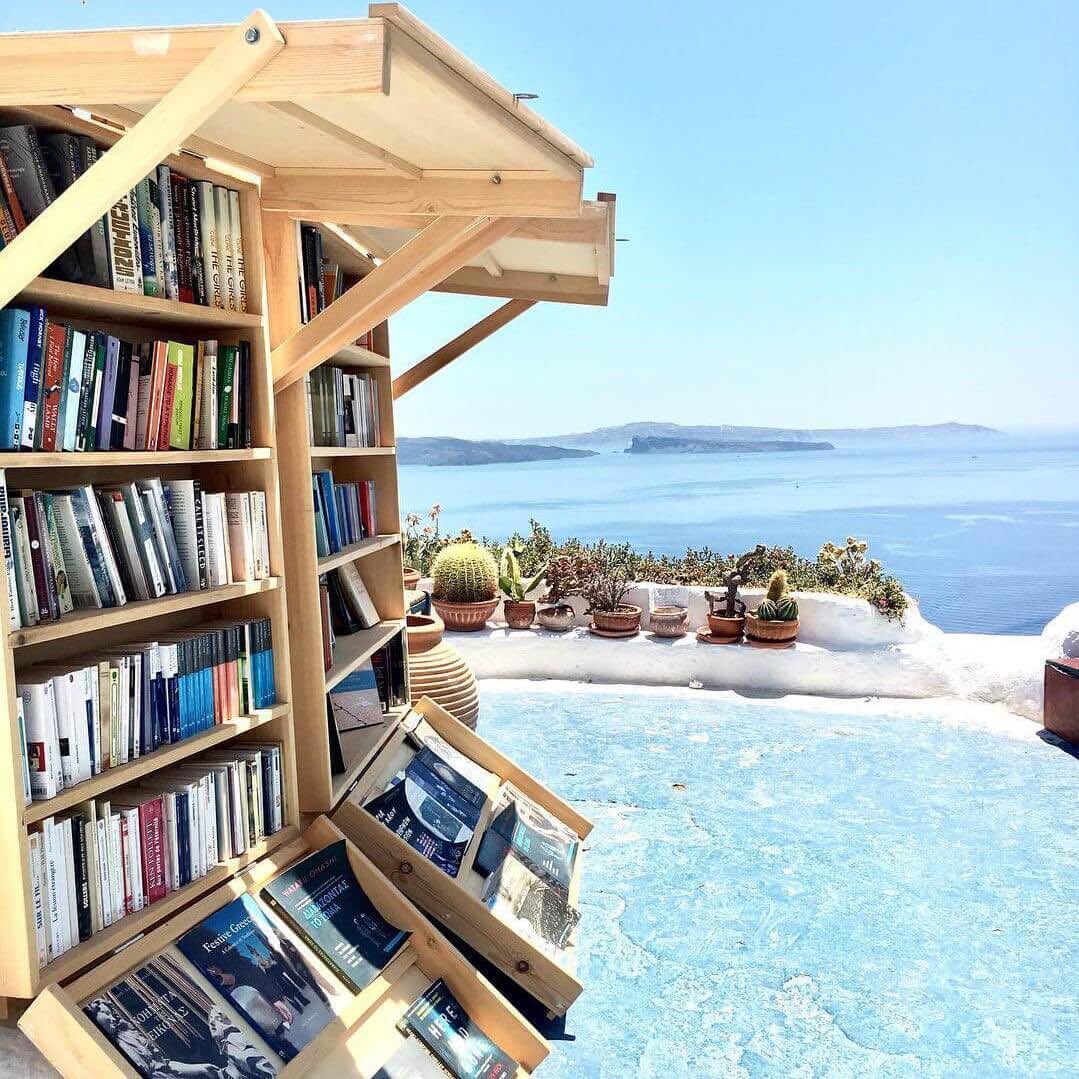 «Atlantis Books», una libreria che si affaccia sul mar Egeo, Santorini. 
Il paradiso 📚