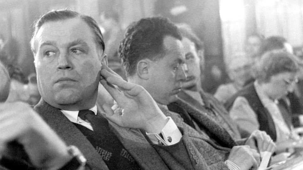 SebFriedrich's tweet photo. Lange bevor es True-Crime-Podcasts gab, bewiesen zwei Autorinnen, dass eine spannende Erzählung keineswegs inhaltlich platt und banal sein muss.
„Der Fall Otto John“ (Sylvia Conradt und Kirsten Heckmann-Janz, SFB 1997)
#FeatureFebruar
https://t.co/6GcoOBm3o1 https://t.co/ATblhFWgxJ