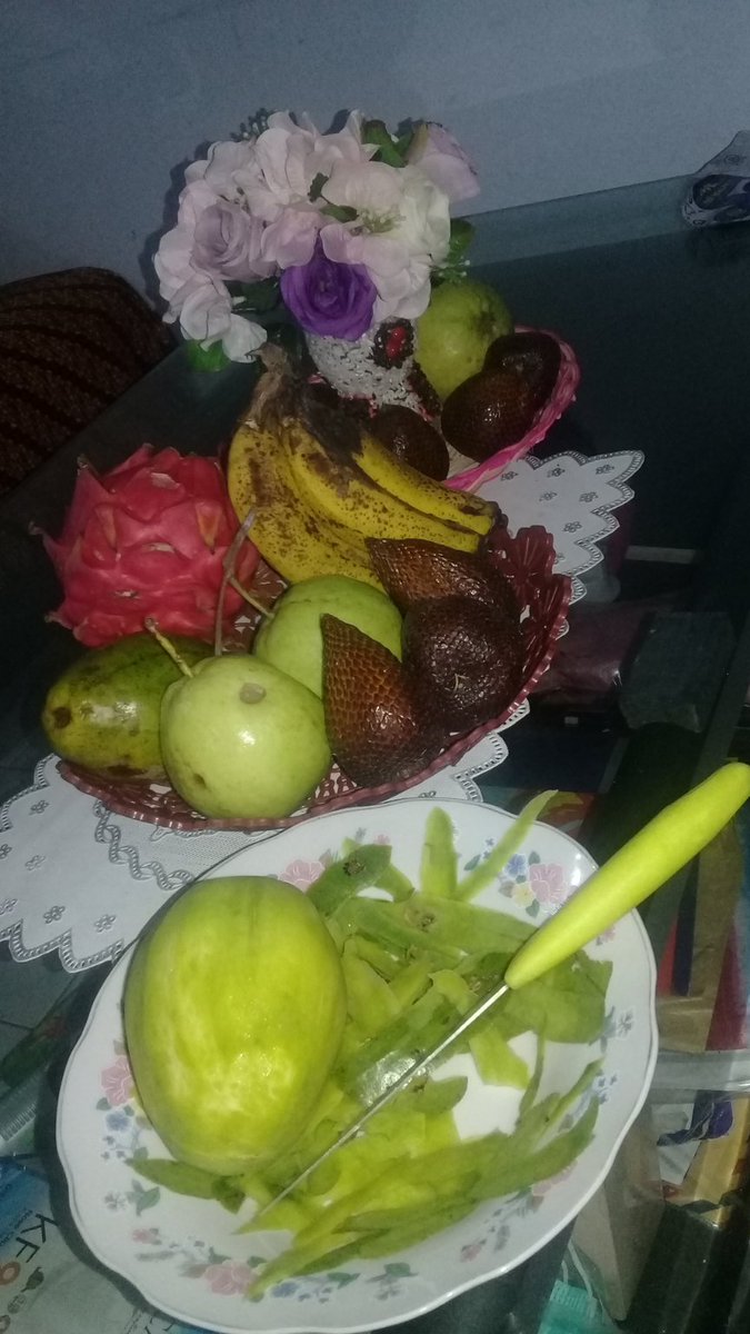 YoanaMaria12's tweet photo. Fruits that are always available throughout the year in Indonesia except 'kedondong' (Spondias dulcis). None of these all fancy things in my table. ❤
Hope you always take care of your health 💙
#tropicalfruits #fancythings #IndonesiaMenunggumu #StaySafe #iloveyou https://t.co/eChO8Ei5DK
