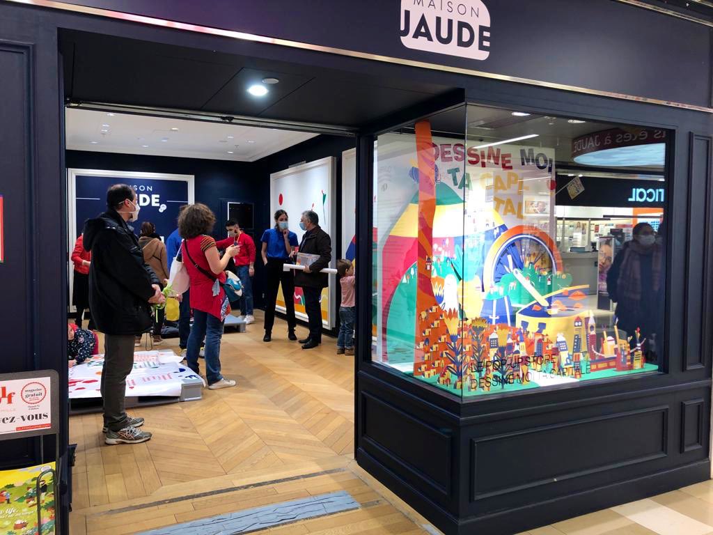 olivierbianchi1's tweet photo. Rendez-vous au centre #Jaude à @ClermontFd pour découvrir la boutique éphémère « dessine moi ta capitale ! » Merci au @MagazineQlf pour sa participation à cette belle aventure. Avec tout le Massif central, en route pour la capitale européenne de la culture @clermont2028 https://t.co/PdJeIPT3bb