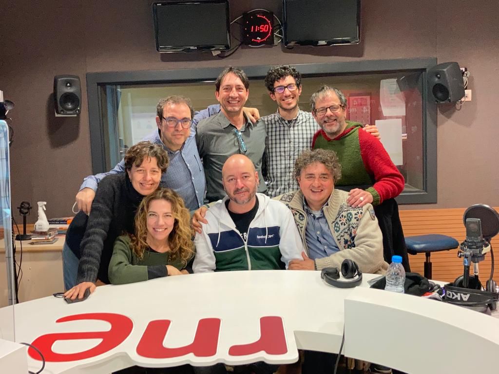 Josep Maria Miró (@josepmariamiro) on Twitter photo Enregistrament de ràdioteatre.
Moltes gràcies a la iniciativa de <a href="/salabeckett/">Sala Beckett</a> i <a href="/radio4_rne/">radio4_rne</a> i a aquest bon equip liderat per <a href="/SergiBelbel/">Sergi Belbel</a> en la direcció artística i <a href="/JordiBonetOido/">Jordi Bonet Navarro</a> en la realització sonora. Ben aviat estarà disponible el podcast #Històriesdelaltrabanda Enregistrament de ràdioteatre.
Moltes gràcies a la iniciativa de <a href="/salabeckett/">Sala Beckett</a> i <a href="/radio4_rne/">radio4_rne</a> i a aquest bon equip liderat per <a href="/SergiBelbel/">Sergi Belbel</a> en la direcció artística i <a href="/JordiBonetOido/">Jordi Bonet Navarro</a> en la realització sonora. Ben aviat estarà disponible el podcast #Històriesdelaltrabanda