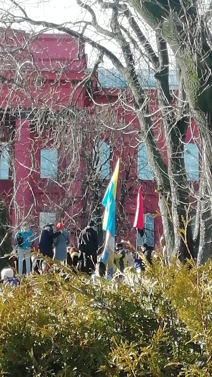 boyovi_id_p_cov's tweet image. Діди із перевернутим прапорм присутні #порядок.