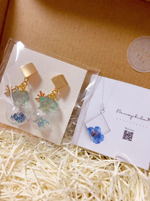 Nemophila*さん( )のプレゼント企画にて頂いたピアスが届きました…!とてつもなく美しく可愛らしいデザインピアスがつけられない奴なので鑑賞だけなのが勿体無いですが…素敵な作品をありがとうございました!(*'◒`*) 