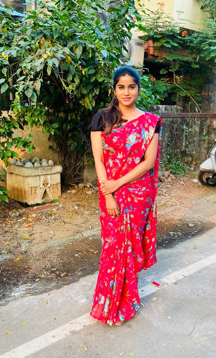 That Chamaththu Ponnu Pose🤗