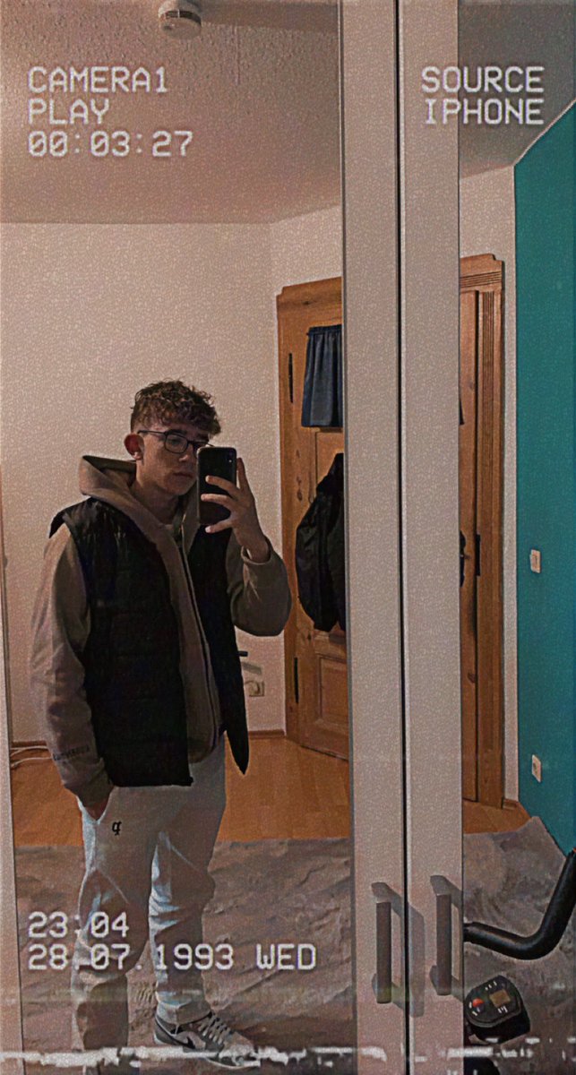 derMasch7's tweet photo. @EliasN97_SH @EliasN97 #eligellaoutfit jordans light smoke grey (220€ wethenew) peso hose (95€ peso) weste(30€) essentials zipper (von freund) https://t.co/LUb8nVA97K